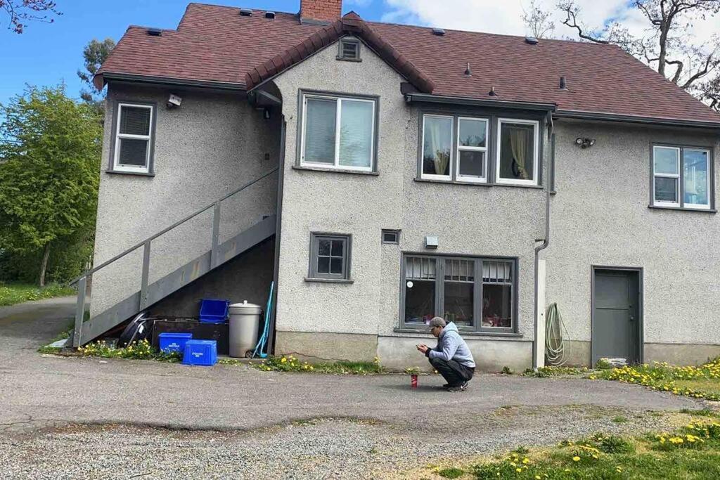 Artistic Apartment Near Downtown Victoria Exterior photo